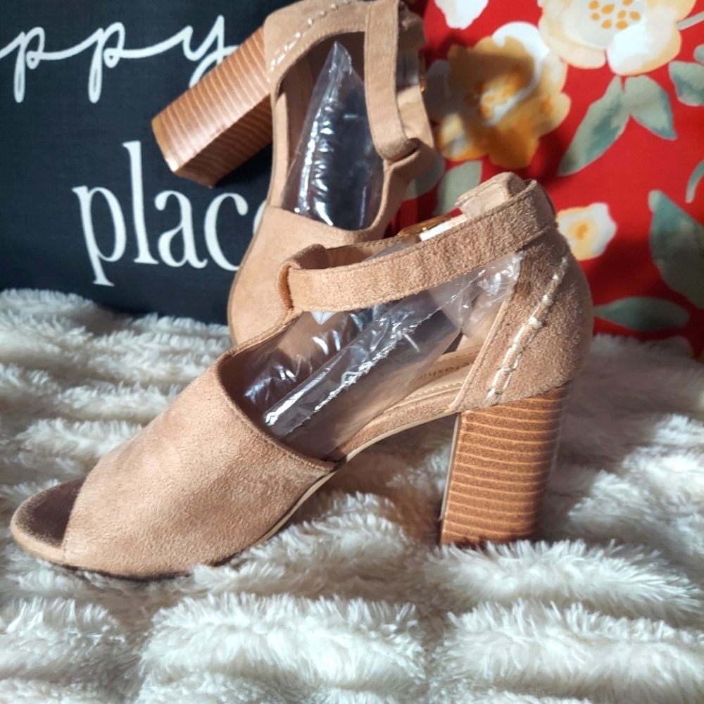 NWOT Chunky Heel Ankle Strap Ladies Shoes